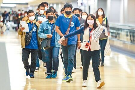 根據勞動部統計，截至去年底，國內移工突破75萬人大關，再創新高。圖為自桃園機場入境的外籍移工。（本報資料照片）