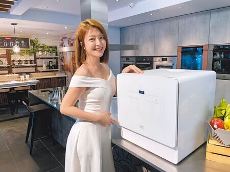 據電商銷售數據顯示,桌上型洗碗機較受消費者青睞。(古明弘攝)