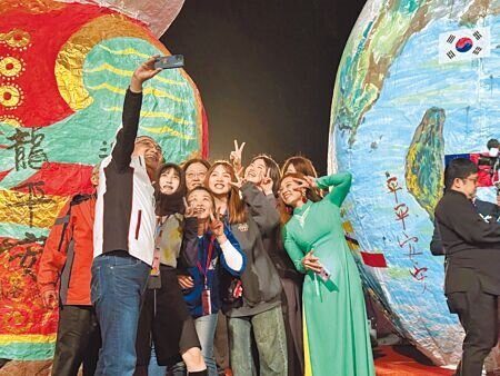 2024新北市平溪天燈節17日在平溪國中盛大登場,新北市長侯友宜(左一)與一同參與施放天燈的民眾自拍留念。(柯毓庭攝)