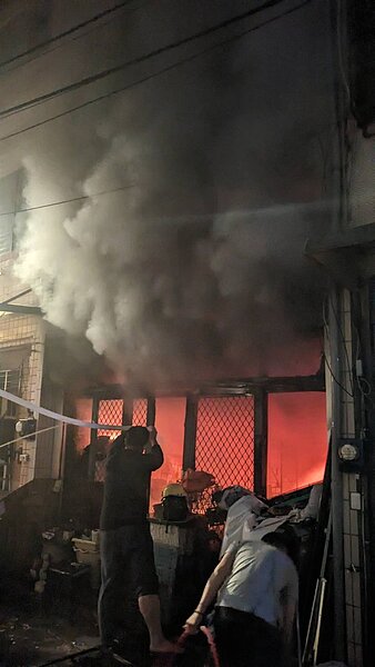 台中市龍井區昨天(17日)一戶民宅失火,屋內有30多隻的犬貓喪生。圖/民眾提供