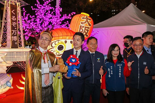 蔣萬安與大阪觀光局長溝畑宏共同欣賞位於「友好燈區」中的大阪參展燈飾「大阪の光·魅力之城」。圖／觀傳局提供