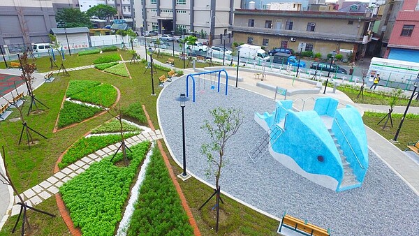 鶯歌鳳祥公園設有特色鯨魚溜滑梯,還有沙坑與小寶寶可遊玩的盪鞦韆。圖/新北市府提供