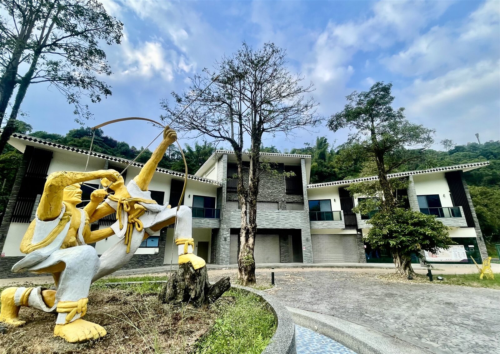 耗費新台幣近億元建造的情人谷溫泉會館,因廠商經營不善,2023年6月關閉。記者蔡世偉/攝影