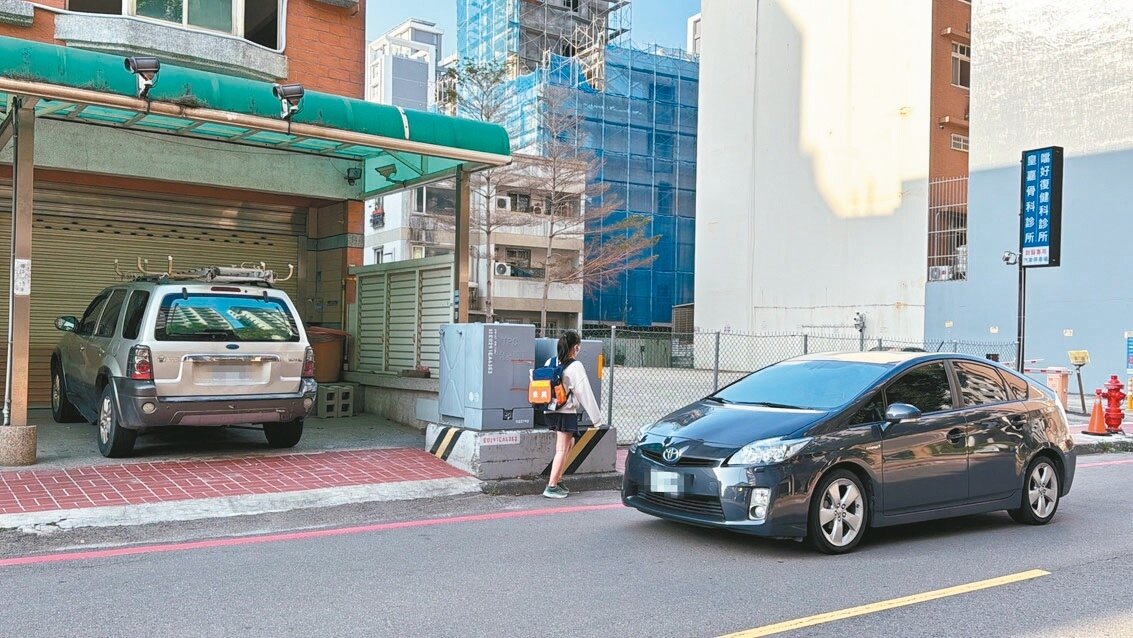 竹北東興國中學生行經嘉豐二街一段118號前,為閃避人行道上的變電箱,被迫走馬路,和車子擦肩而過,相當危險。記者黃羿馨/攝影