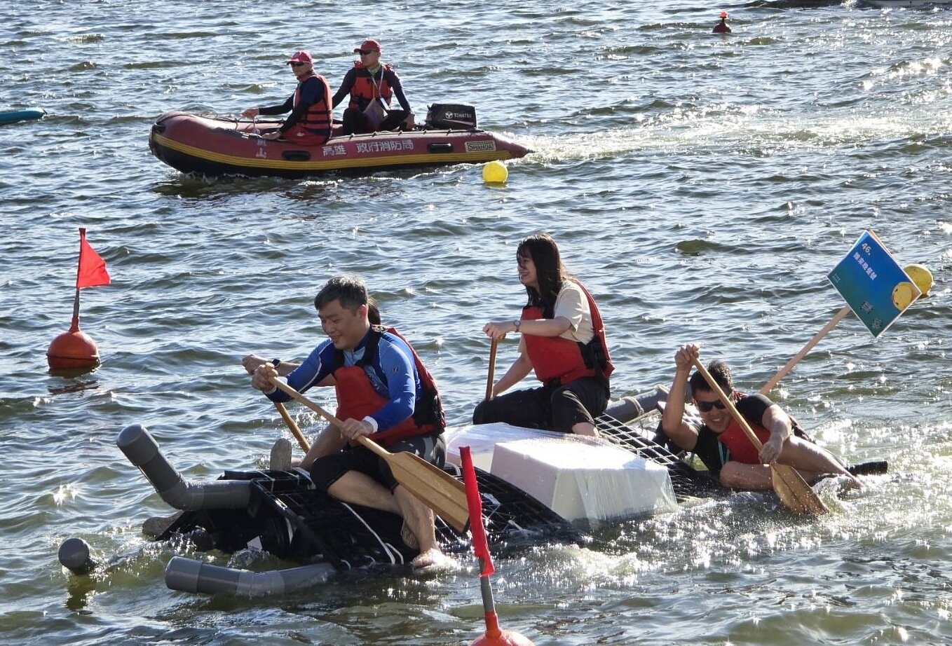 參賽隊伍發揮創意讓愛河創意造筏大賽相當精彩。記者蔡世偉／攝影 
