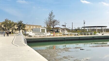 台南市將軍區扇形鹽田的扇鹽地景園區已經完工開放,園內設置的棧道,可以讓民眾站在上面近距離觀賞下方泥灘地的招潮蟹、彈塗魚等生物。(張毓翎攝)