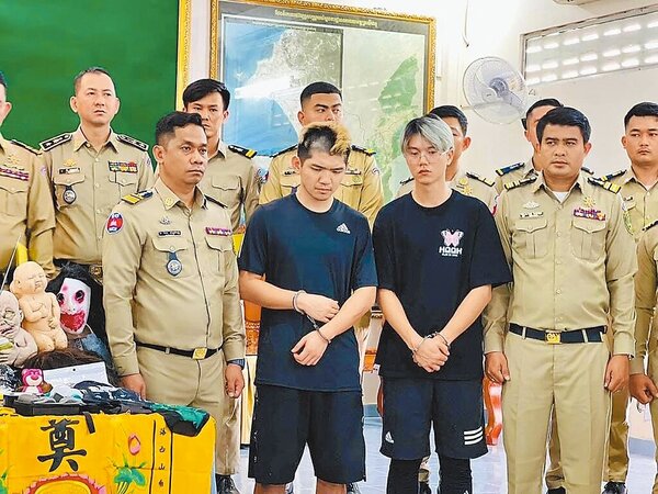 網紅「晚安小雞」（左二）、「阿鬧」（右二）在柬埔寨直播自導自演被綁架案，被當地法院判刑2年。圖／警方提供