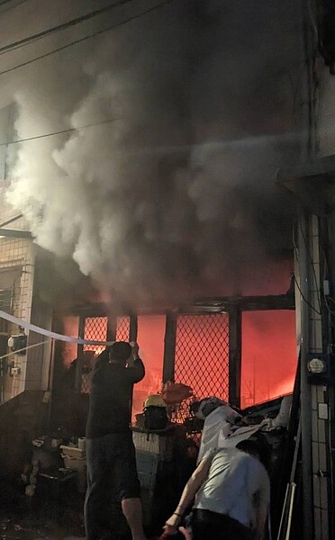 台中市龍井區遠東街18日晚一戶民宅失火,屋內47隻犬貓只救出8隻貓,其餘都葬身火窟。圖/民眾提供