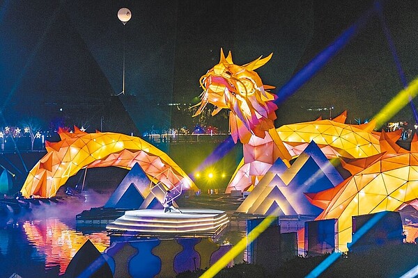 中台灣元宵燈會於16日開幕,台中市政府觀光旅遊局18日表示,開幕2天破54萬人次入園賞燈,尤其水上機械式巨龍主燈,其主燈秀更引發網論熱潮,吸引大批民眾前來朝聖。圖/台中市政府提供
