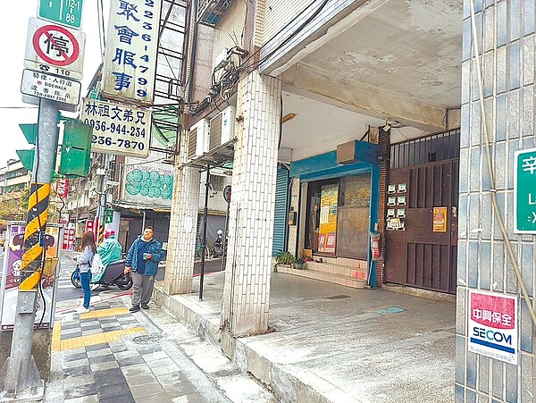 台北市文山區有民眾住家門口騎樓使用執照登記為停車位,不料不僅門口被設置「騎樓禁止停車」的牌面,還被開出4張共2100元的罰單。圖/台北市議員曾獻瑩研究室提供