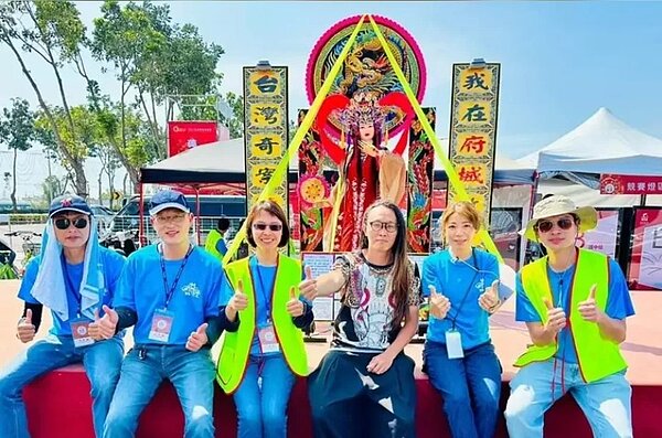 先泰工藝社周師傅的作品「我在府城數百年-臺灣奇案陳守娘」人物花燈,已在台南的2024台灣燈會安裝完成。圖/取自「先泰-祭祀禮儀/排場佈置」臉書粉專