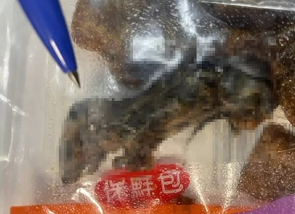 台南一男子買豆乾當零食，吃到一半竟發現內有疑似老鼠乾屍。圖／盧崑福服務處提供
