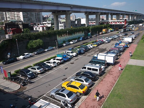 新北市高灘地河濱公園建設,提供民眾停車及休憩空間。〈水利局提供〉