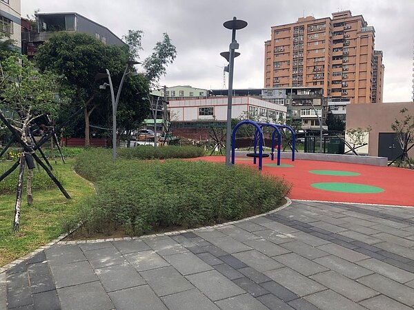 水利局利用瓦磘溝旁土地完成污水礫間處理設施,並利用地上空間增設兒童遊樂設施、綠美化公園。〈水利局提供〉