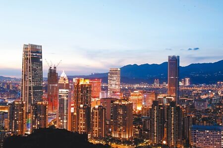 民生用電價格恐不分級距全面調升,且用愈多漲幅愈大。圖為入夜後,台北市區萬家燈火。(本報資料照片)