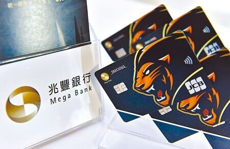 兆豐銀行19日公布可用其信用卡線上結匯，每筆手續費只收10元，強調是善盡普惠金融ESG，非促銷活動。圖∕本報資料照片