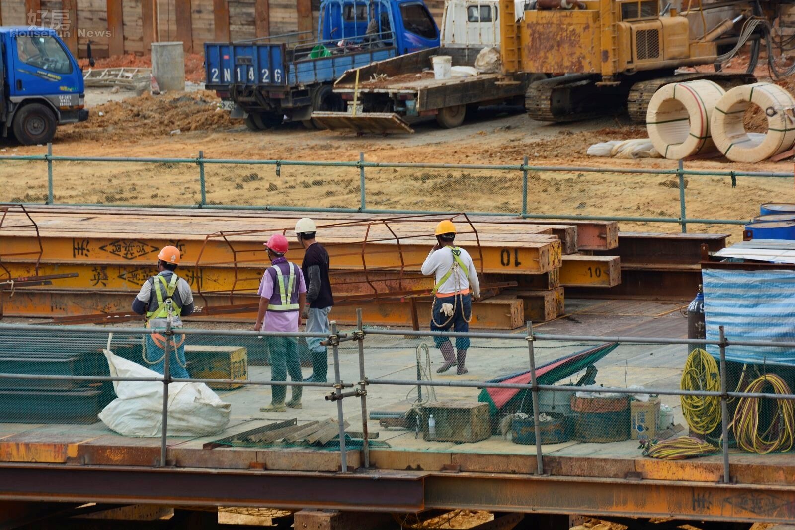 A7合宜住宅由皇翔、遠雄、名軒、麗寶四間建設公司合作開發,為政府主導的林口國宅建案,由於潭美颱風瞬間雨量過大,造成皇翔所負責的B基地大量坍方,工地主任邱貴勳表示由於基地排水系統未建設完畢,所以潭美颱風的豐厚雨量使基地倒塌,倒塌位置有東、北、南三面(好房News記者 陳韋帆/攝影)