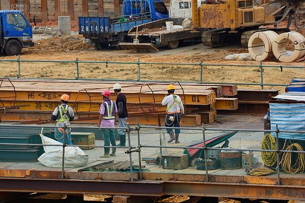 A7合宜住宅由皇翔、遠雄、名軒、麗寶四間建設公司合作開發,為政府主導的林口國宅建案,由於潭美颱風瞬間雨量過大,造成皇翔所負責的B基地大量坍方,工地主任邱貴勳表示由於基地排水系統未建設完畢,所以潭美颱風的豐厚雨量使基地倒塌,倒塌位置有東、北、南三面(好房News記者 陳韋帆/攝影)