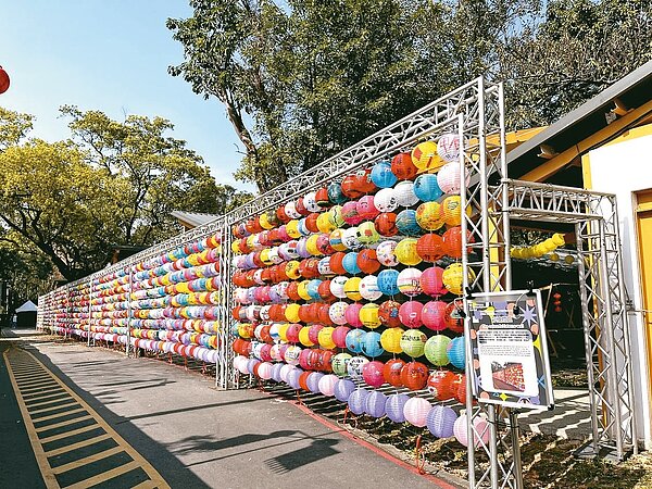 桃園虎頭山創新園區近期布置為桃園燈會展區,意外引發關注。市府經發局已思考轉型計畫,文創產業也是方向之一。記者朱冠諭/攝影