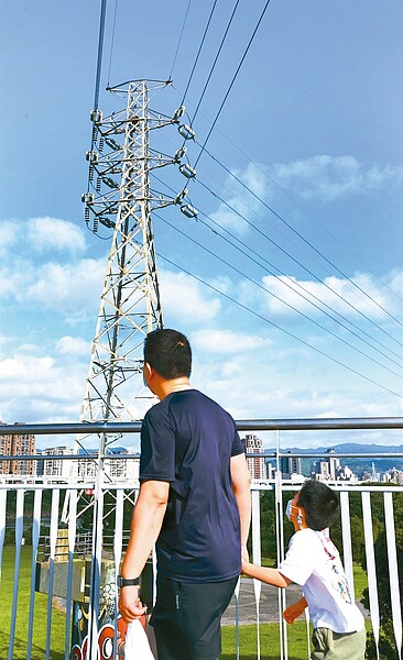 經濟部決定四月起全面調漲電價。根據規畫,這次不僅工業用電的電價將大幅調升,民生用電也將不分級距全面調漲。記者侯永全/攝影