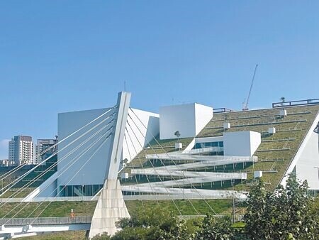 
桃園市立兒童美術館今年4月3日開館試營運，館方訂出收費標準全票100元、優待票50元，以及18歲以下、65歲以上免收門票。（呂筱蟬攝）
