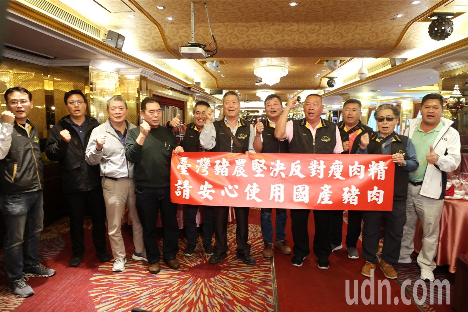 中華民國養豬協會今天舉行理監事會議,中華民國養豬協會理事長潘連周(右四)出席,帶領理監事為豬農發聲。記者邱德祥/攝影