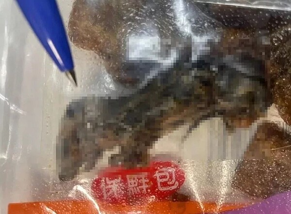 台南一男子買豆乾當零食,吃到一半竟發現內有疑似老鼠乾屍。圖/盧崑福服務處提供