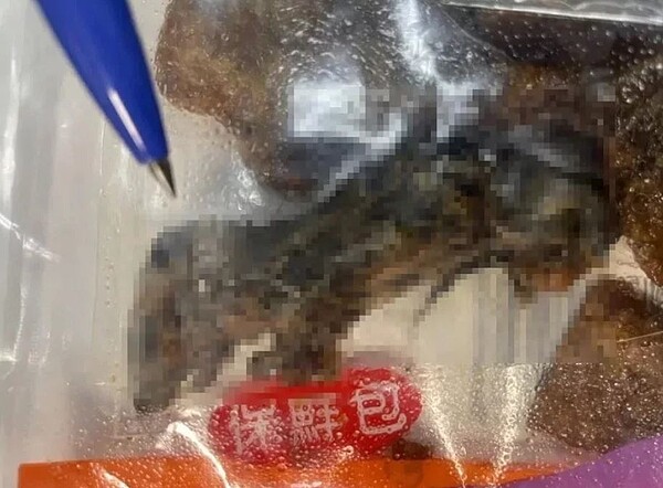 台南一男子買豆乾當零食，吃到一半竟發現內有疑似老鼠乾屍。圖／盧崑福服務處提供