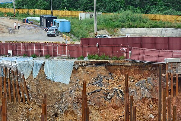 A7合宜住宅由皇翔、遠雄、名軒、麗寶四間建設公司合作開發,為政府主導的林口國宅建案,由於潭美颱風瞬間雨量過大,造成皇翔所負責的B基地大量坍方,工地主任邱貴勳表示由於基地排水系統未建設完畢,所以潭美颱風的豐厚雨量使基地倒塌,倒塌位置有東、北、南三面(好房News記者 陳韋帆/攝影)