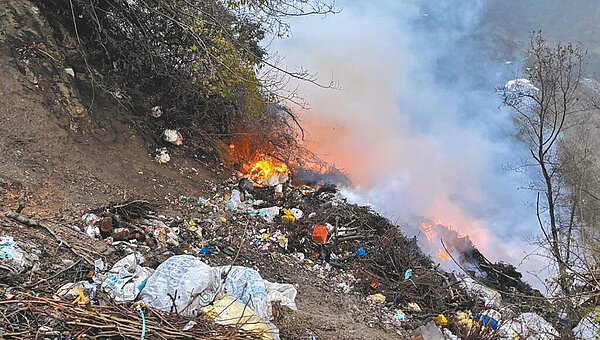 台中市大梨山地區垃圾瀑布過年期間悶燒10餘天，消防局現場警戒防止延燒。（台中市消防局提供／陳淑娥台中傳真）