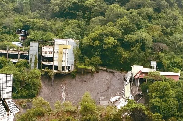 南投仁愛廬山立體停車場去年因風災,地基嚴重淘空岌岌可危。圖/民眾提供
