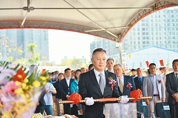 緯創資通總經理暨執行長林建勳,19日於新竹AI智慧園區主持緯創全球營運總部上梁儀式。圖/緯創提供