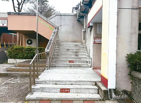 新竹市議員曾資程指出,竹市生命紀念園區多棟建物缺乏升降電梯,對身障者不友善。圖/曾資程提供