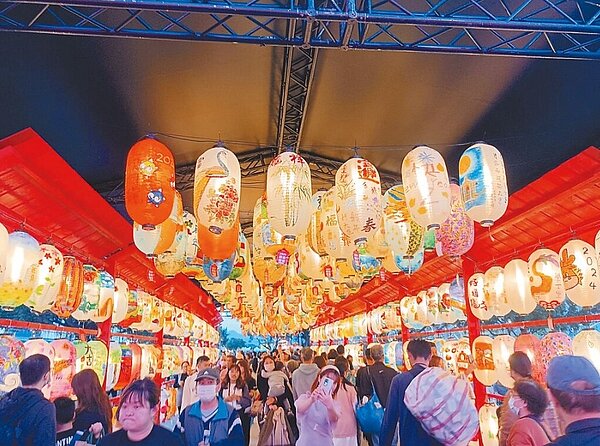 2024新北燈會除了高達12米的龍宮青龍主燈展演秀吸晴外，表演、踩街遊行、特色燈區及美食市集也吸引大批民眾，展期將在3月3日結束。圖／新北市民政局提供
