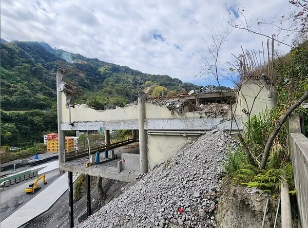 南投仁愛廬山立體停車場因風災地基掏空,岌岌可危,縣府動工拆除卻只拆一半,縣府說明是考量地質結構安全。圖/民眾提供