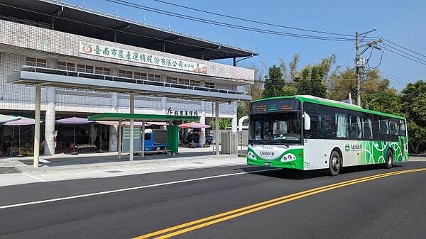台南市府在左鎮果菜市場前規劃大型候車站,已於今年1月完工,今天正式啟用。圖/南市交通局提供
