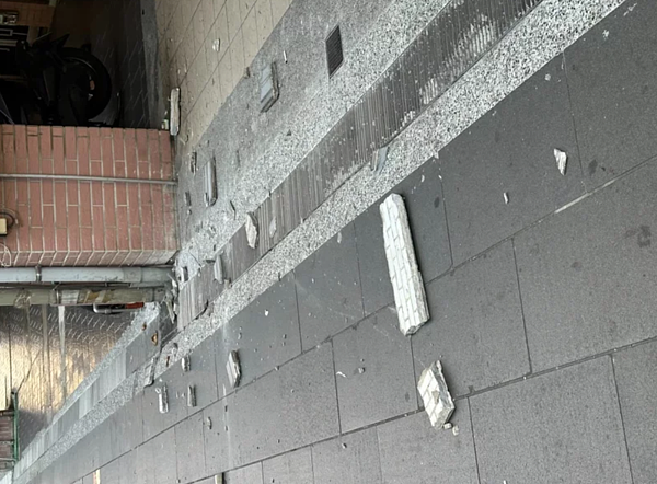 台北市捷運大橋頭站附近民權西路發生建物外牆磁磚剝落。圖/隆和里長沈春華提供