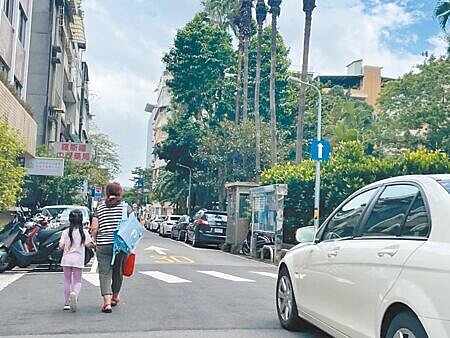 去年台北市行人發生交通事故計2886件,造成行人死亡23人,其中65歲以上高齡年長者約占87%、20人,分析原因有70%違規。(本報資料照片)