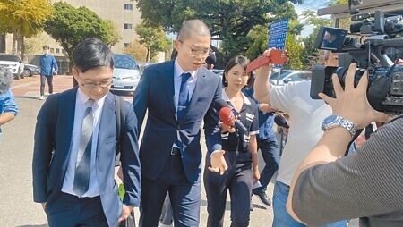 
台中5億賴姓高中生命案，賴母另提民事婚姻無效訴訟，台中地院20日首度開準備程序庭，賴母難忍喪子之痛並未現身，委由律師許哲維（左二）等人出庭，因事涉5億財產繼承問題，備受關注。（陳淑芬攝）
