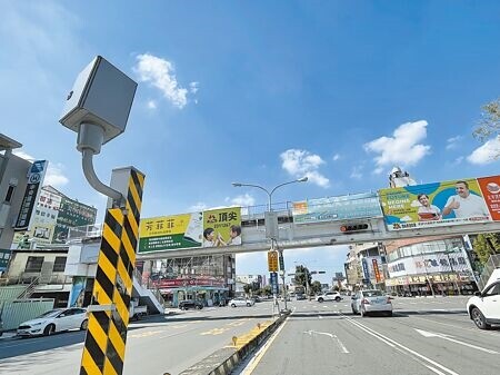 
南投縣警局在南投市、草屯鎮、埔里鎮、竹山鎮與名間鄉重要路口，共裝設14組科技執法設備，其中草屯鎮太平路及中興路口去年度開出6500張罰單，名列違規率第一的路口。（楊靜茹攝）
