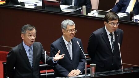 政府原訂3月起開放團客赴陸,但突然喊卡,引發業者不滿,行政院長陳建仁(中)、陸委會主委邱太三(左)和交通部長王國材(右)於立法院會備詢。圖∕趙雙傑