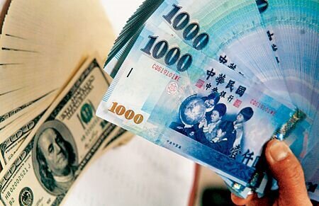 
新台幣兌美元20日早盤即失守31.5元，尾盤央行進場阻貶，終場驚險守住31.5元心理關卡。圖∕本報資料照片
