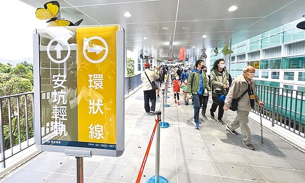 安坑輕軌人潮。（新北捷運公司提供／張鎧乙新北傳真）