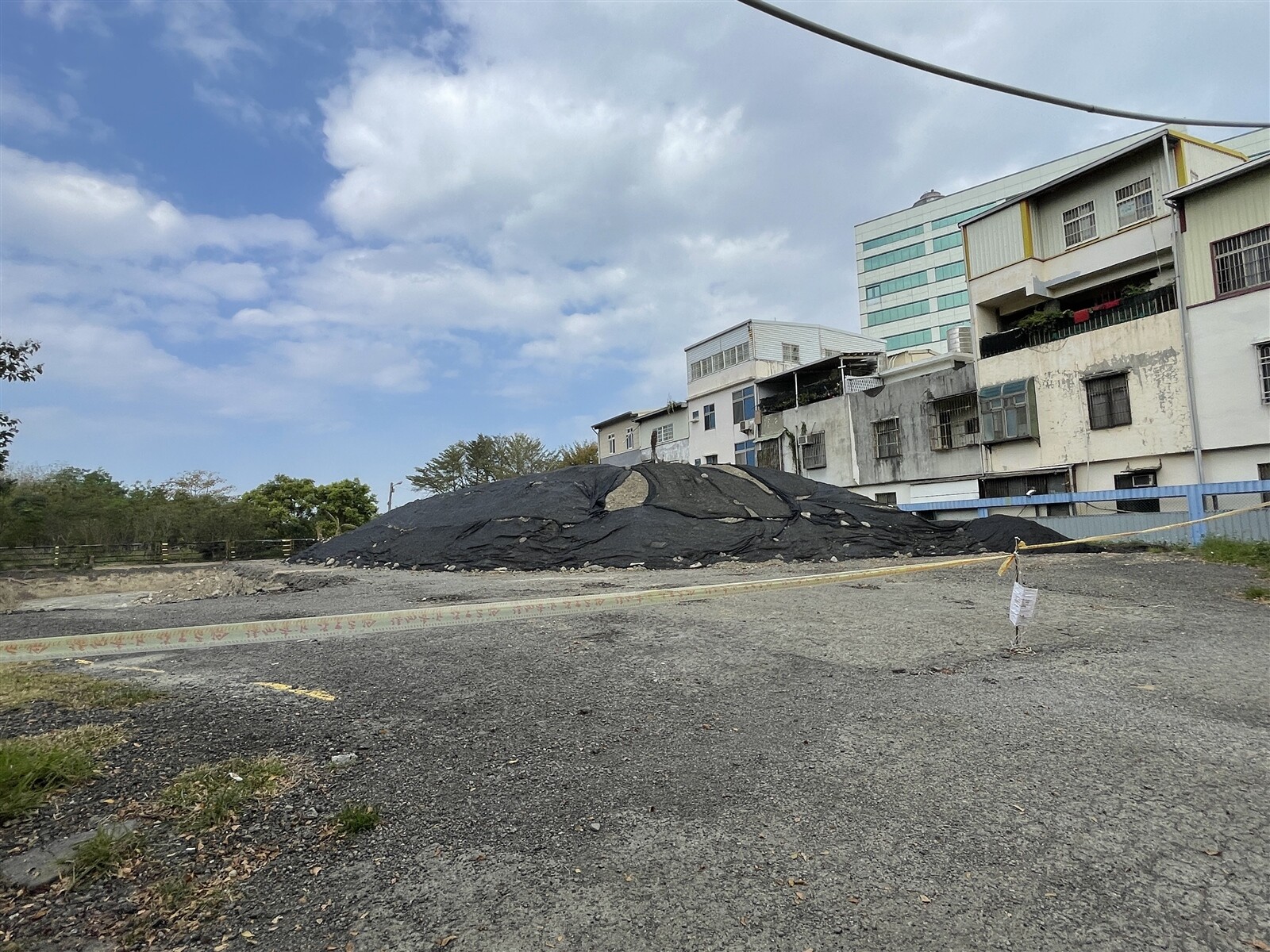 民眾黨主席柯文哲去年底被爆出在新竹市的持分農地違規做停車場，刨除作業停擺迄今，還未復工。記者張裕珍／攝影 