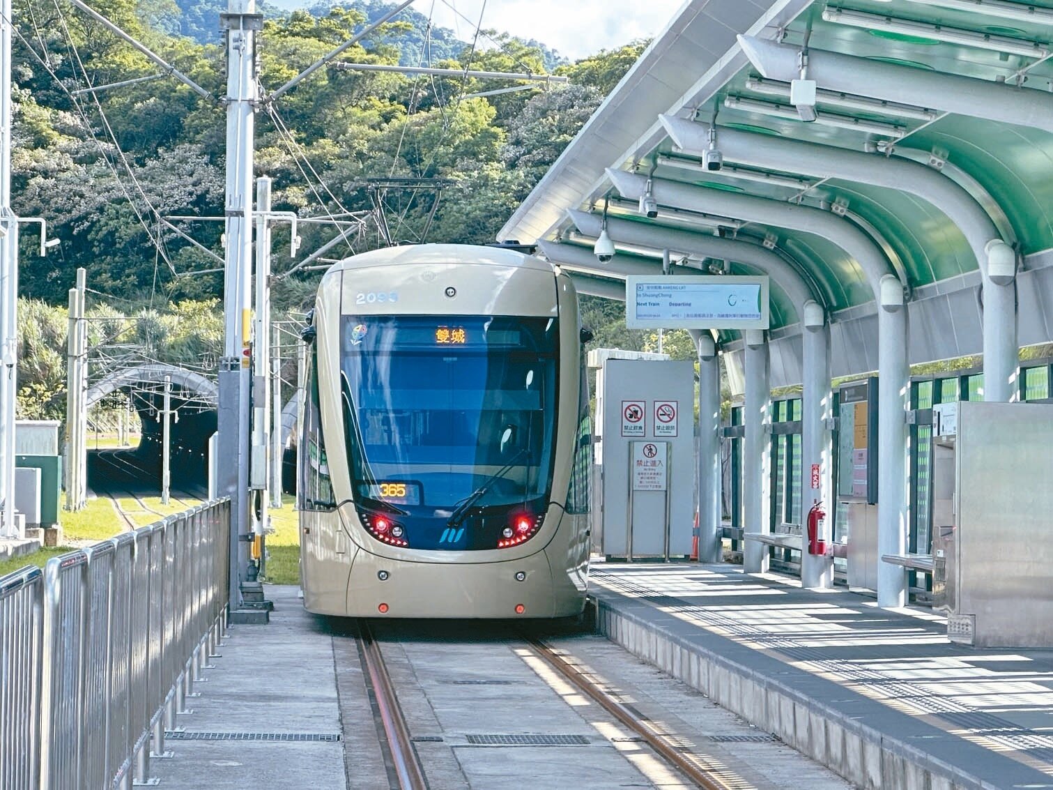 安坑輕軌通車滿周年,搭乘量增加,新北捷運公司將列車班距加密。記者李成蔭/攝影