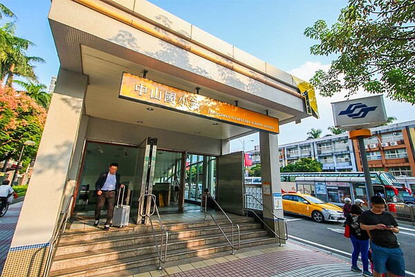 雙北最夯中古捷運宅揭曉!「人氣王」破天荒獎落北市 板南線4字頭買得到 永慶房屋統計2023年台北捷運各站的中古屋交易狀況,捷運中山國小站以289件交易量居冠。圖/永慶房產集團提供