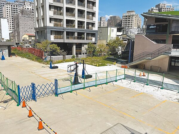 新竹市關埔國小三期工程發包面臨諸多困難,經新竹市政府多方努力,景觀工程部分終於在去年底順利決標,19日正式開工,預計今年底完工。(新竹市政府提供/王惠慧新竹傳真)