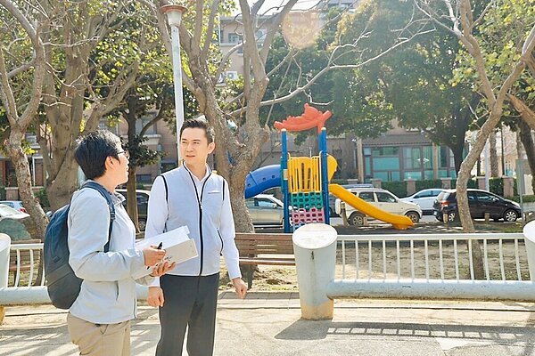 竹北市公所獲內政部2000萬經費,市長鄭朝方(右)20日宣布將啟動公園兒童遊戲場設施修繕工程第3期。(竹北市公所提供/邱立雅竹縣傳真)