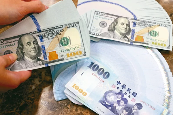 台幣20日爆量貶值9.7分,收在31.492元,連三天收貶,累計貶值1.28角。(聯合報系資料庫)