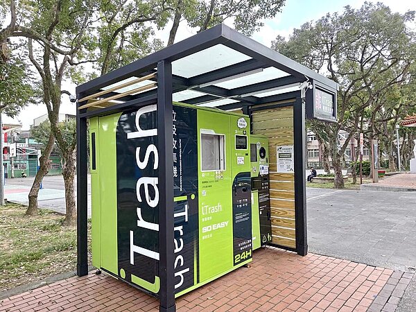 桃園大溪老街去年9月啟用首座iTrash智慧垃圾機,不過地方觀察遊客使用意願低落,呼籲市府檢討。圖/記者朱冠諭攝影